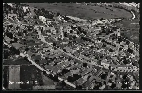 AK Bernhardsthal /N. Ö., Teilansicht mit Strassenpartien