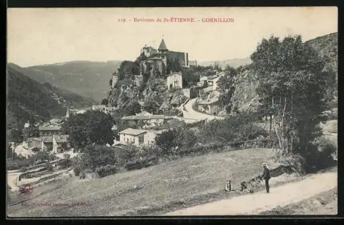 AK Cornillon, Vue du village sur la colline avec un chemin et des personnes au premier plan