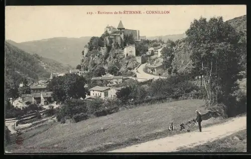 AK Cornillon, Vue du village perché et du paysage environnant