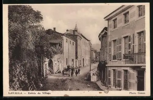 AK Lavalla, Entrée du Village avec rue animée et maisons anciennes