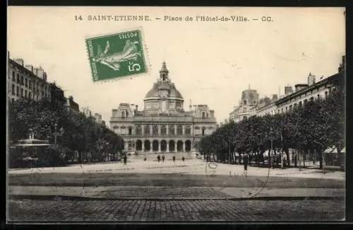 AK Saint-Étienne, Place de l`Hôtel-de-Ville avec vue sur l`édifice central et l`avenue bordée d`arbres