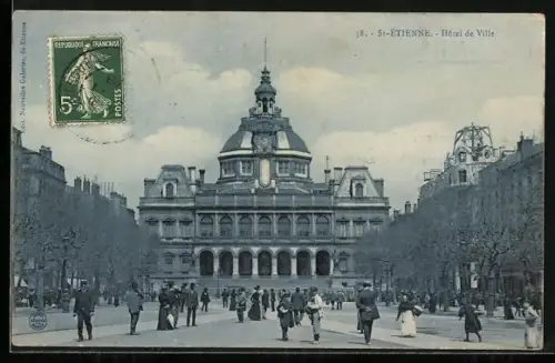AK St-Étienne, Hôtel de Ville et place animée avec passants