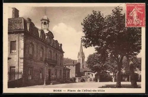 AK Boën, Place de l`Hôtel-de-Ville avec vue sur l`église et arbres ombragés