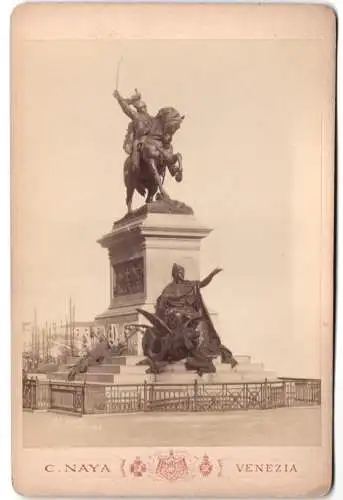 Fotografie C. Naya, Venezia, Piazza S. Marco, Ansicht Venezia, Monument V. Emanuele, Reiterdenkmal
