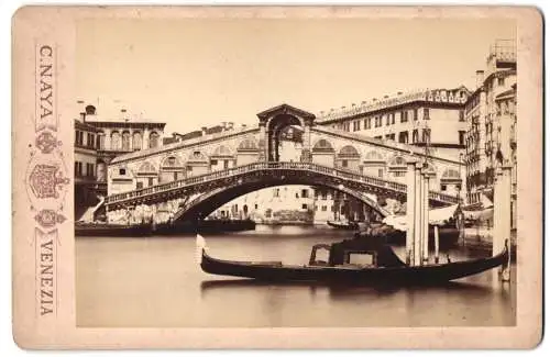 Fotografie C. Naya, Venezia, Ansicht Venedig, Piazza S. Marco, Brücke mit Gondel