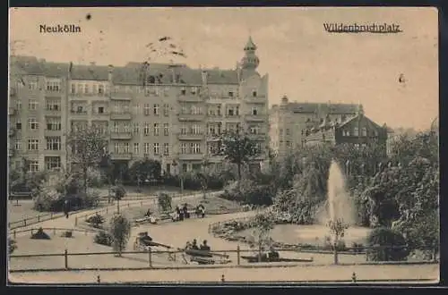 AK Berlin-Neukölln, Wildenbruchplatz, Brunnen, Wohnhäuser