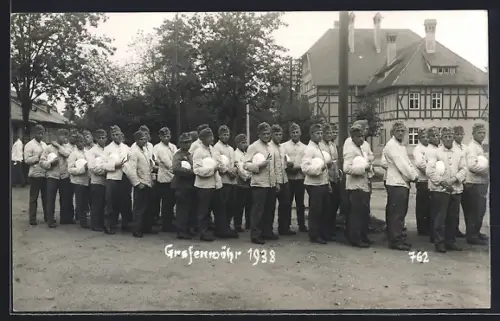 Foto-AK Grafenwöhr, Soldaten stehen mit Tellern und Besteck an, 1938