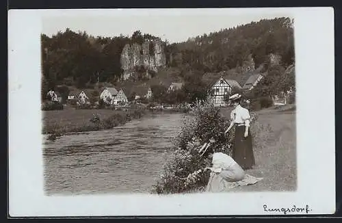 Foto-AK Lungsdorf, Zwei Damen am Flussufer