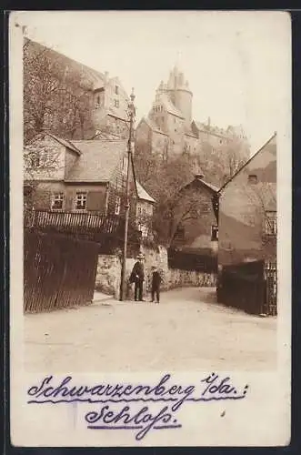 AK Schwarzenberg i. Sa., Strassenpartie mit Blick auf das Schloss