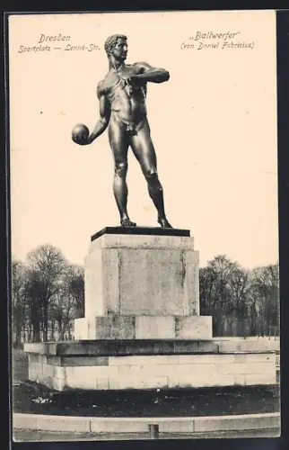 AK Dresden, Sportplatz Lenné-Strasse, Statue Ballwerfer
