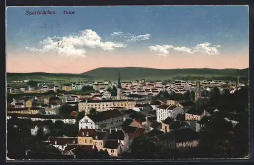 AK Saarbrücken, Ortsansicht mit Hügel im Hintergrund