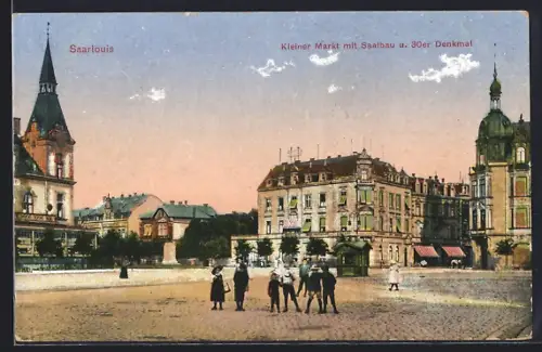 AK Saarlouis, Kleiner Markt mit Saalbau & 30er Denkmal