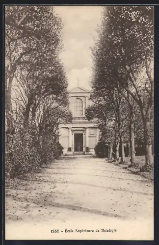 AK Issy, École Supérieure de Théologie entourée d`arbres majestueux