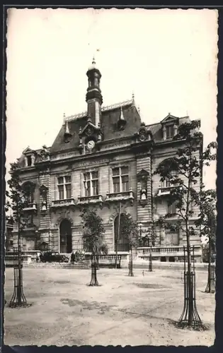 AK Levallois-Perret, Hôtel de Ville et place arborée