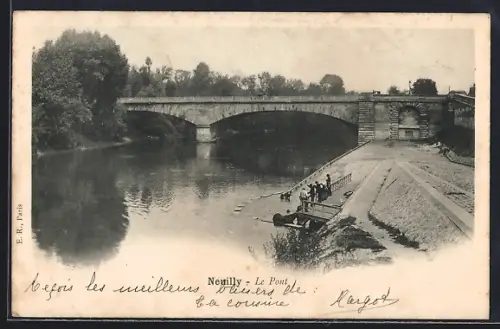 AK Neuilly, Le Pont sur la rivière avec des gens sur la rive