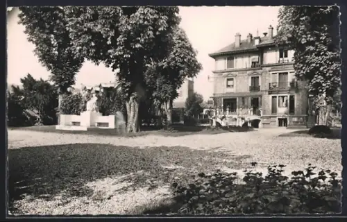 AK Meudon, L`Hôtel de Ville et jardin arboré