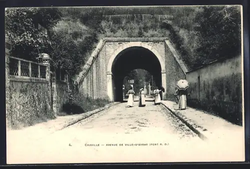 AK Chaville, Avenue de Ville-d`Avray, Pont R.D., avec passants et parapluies