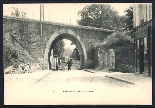 AK Chaville, Rue de l`Église avec passage sous le pont en pierre