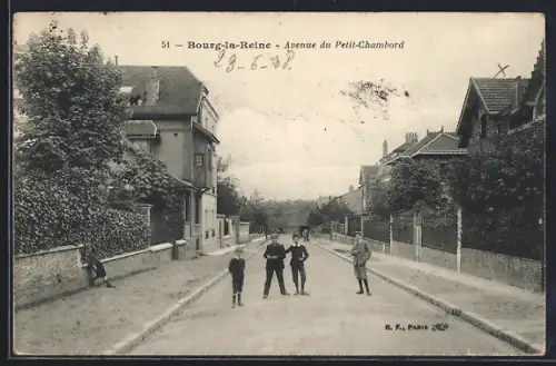 AK Bourg-la-Reine, Avenue du Petit-Chambord avec passants et maisons élégantes