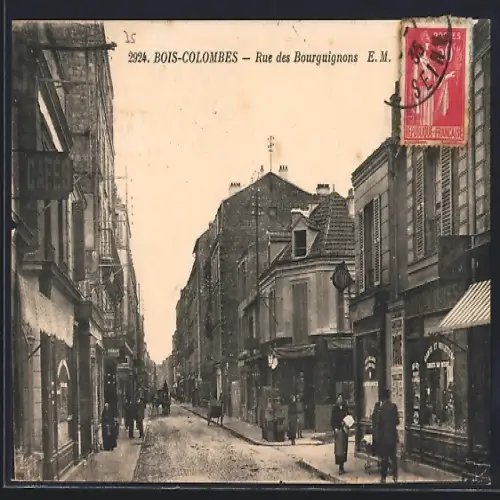 AK Bois-Colombes, Rue des Bourguignons animée avec passants et bâtiments historiques