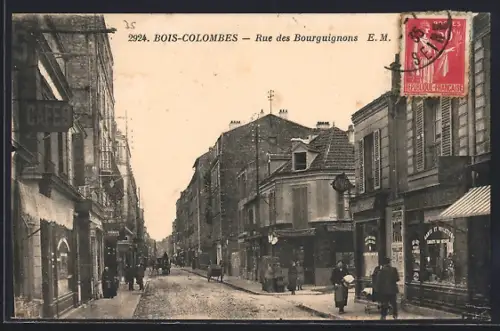 AK Bois-Colombes, Rue des Bourguignons animée avec passants et bâtiments historiques