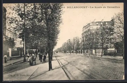 AK Billancourt, La Route de Versailles avec passants et bâtiments adjacents