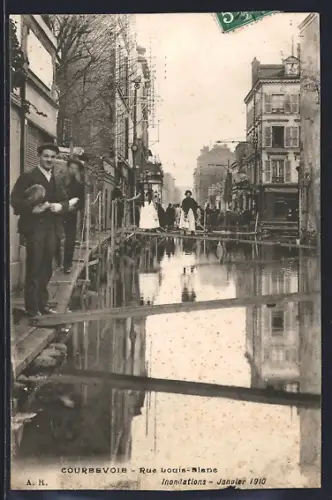 AK Courbevoie, Rue Louis-Blanc inondée, passerelles improvisées, Janvier 1910