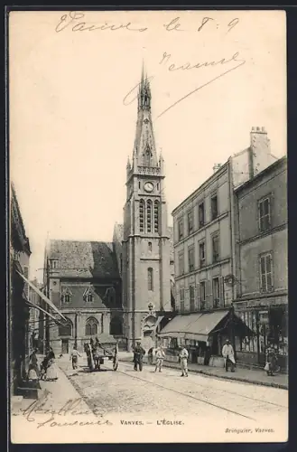 AK Vanves, L`Église et la rue animée de passants