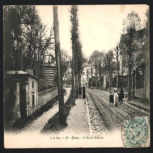 AK Sèvres, La Rue de Bellevue avec des passants et arbres bordant la rue