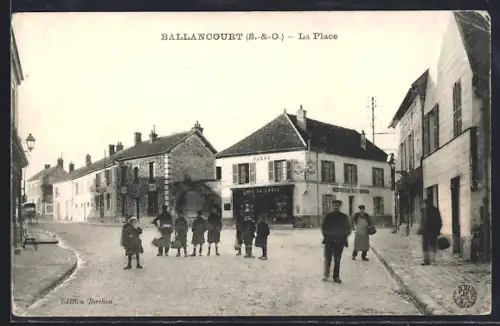 AK Ballancourt /S.-&-O., La Place avec des enfants jouant