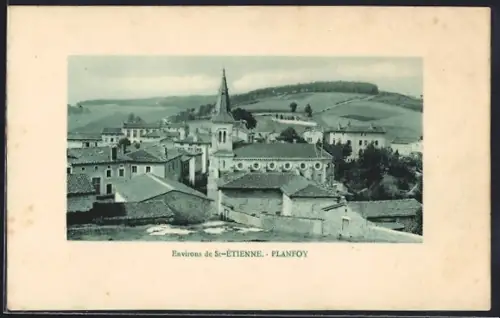 AK Planfoy, Vue du village avec église et collines environnantes