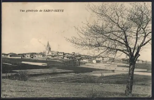AK Saint-Sixte, Vue générale du village avec église et paysage rural