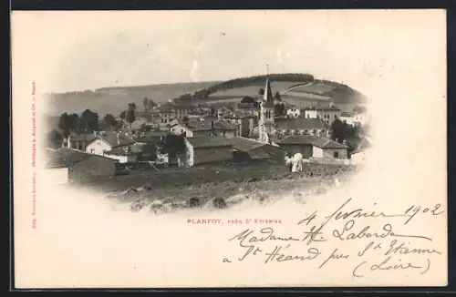 AK Planfoy, Vue du village près de Saint-Étienne avec église et collines environnantes