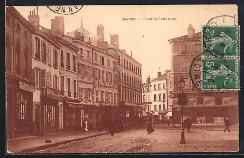 AK Roanne, Place Saint-Étienne avec bâtiments historiques et passants