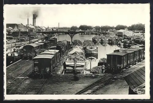 AK Roanne /Loire, Le Port avec wagons et péniches sur le canal