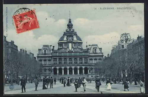 AK St-Étienne, Hôtel de Ville et place animée avec passants et arbres en hiver