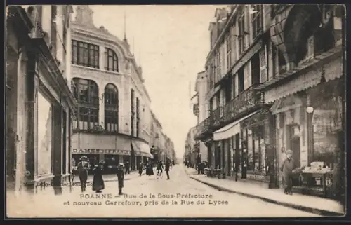 AK Roanne, Rue de la Sous-Préfecture et nouveau Carrefour, pris de la Rue du Lycée
