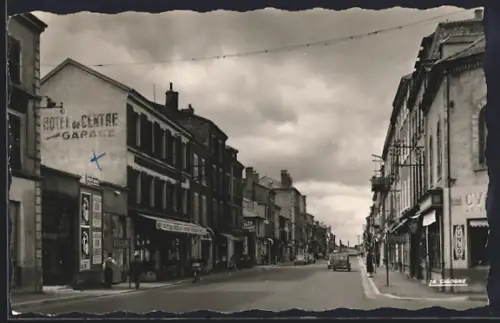 AK Le Coteau /Loire, Avenue de la Libération avec Hôtel du Centre et boutiques animées