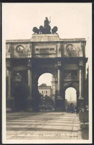 AK München, Siegestor mit Strassenpartie