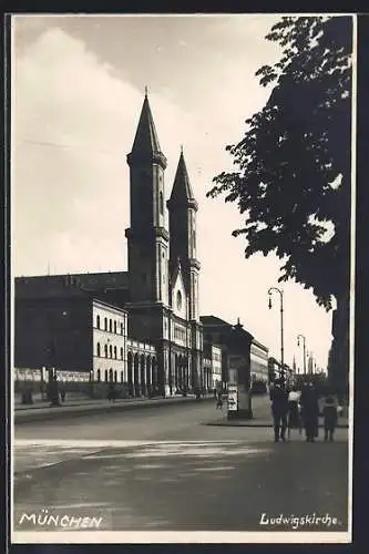 AK München, Ludwigskirche mit Strassenpartie