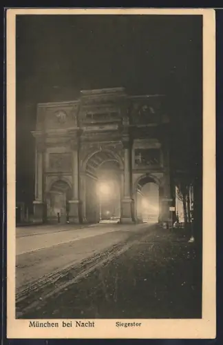 AK München, Siegestor mit Strassenpartie bei Nacht