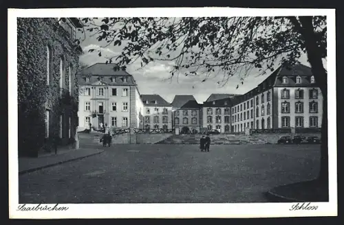 AK Saarbrücken, Schloss, Leute vor dem Treppenaufgang