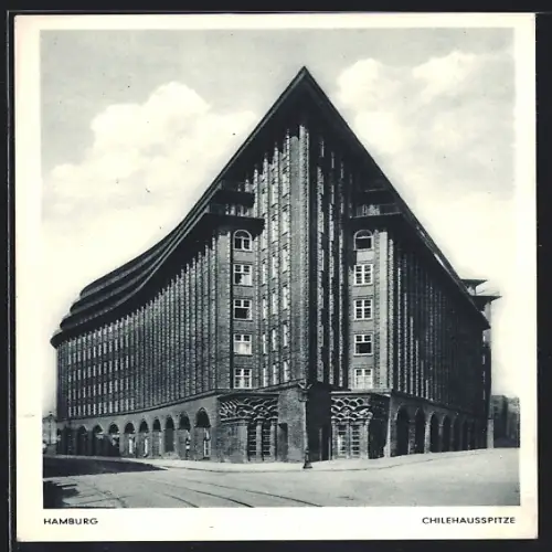 AK Hamburg-Kontorhausviertel, Chilehausspitze von der Strasse aus gesehen