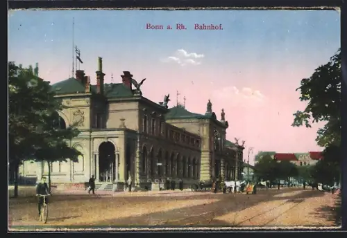 AK Bonn, Mann auf einem Fahrrad vor dem Bahnhof