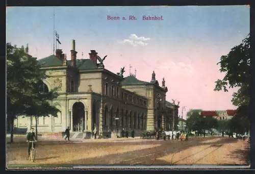 AK Bonn, Mann auf einem Fahrrad vor dem Bahnhof