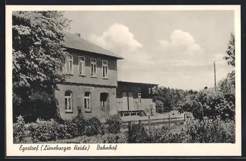 AK Egestorf / Lüneburger Heide, Bahnhofsgebäude, Rückansicht mit Bahnsteig