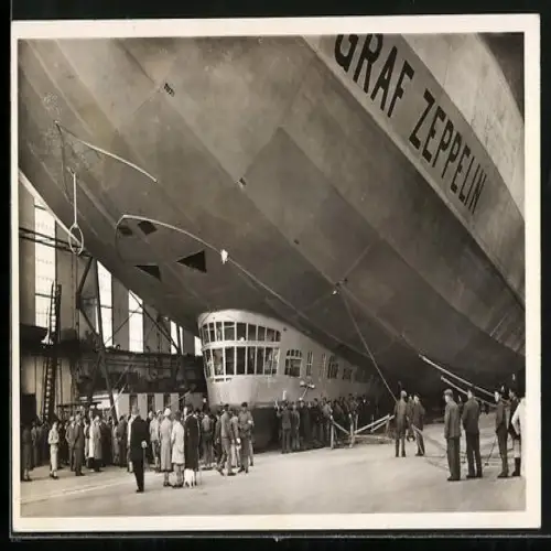 AK Luftschiff Graf Zeppelin LZ 127 startbereit in der Halle
