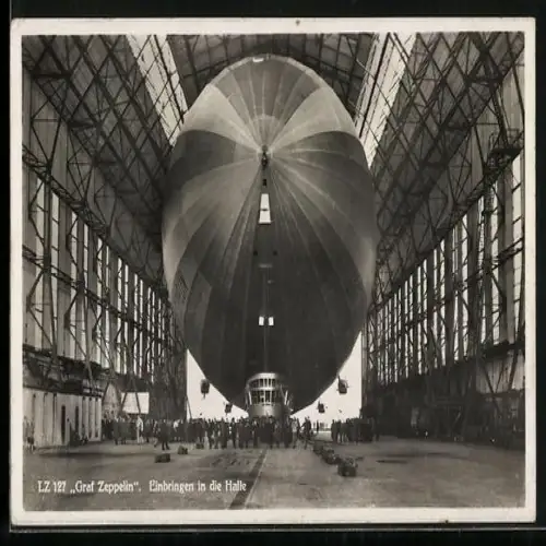 AK Friedrichshafen, Luftschiff LZ 127 Graf Zeppelin beim Einbringen in die Halle, Innenansicht der Luftschiffhalle