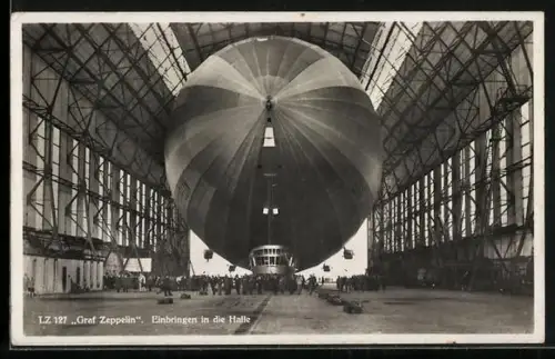 AK Friedrichshafen, Luftschiff LZ 127 Graf Zeppelin beim Einbringen in die Halle, Innenansicht der Luftschiffhalle