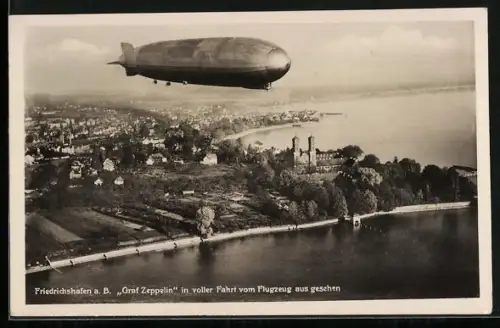 AK Friedrichshafen a. B., Luftschiff Graf Zeppelin in voller Fahrt, Fliegeraufnahme